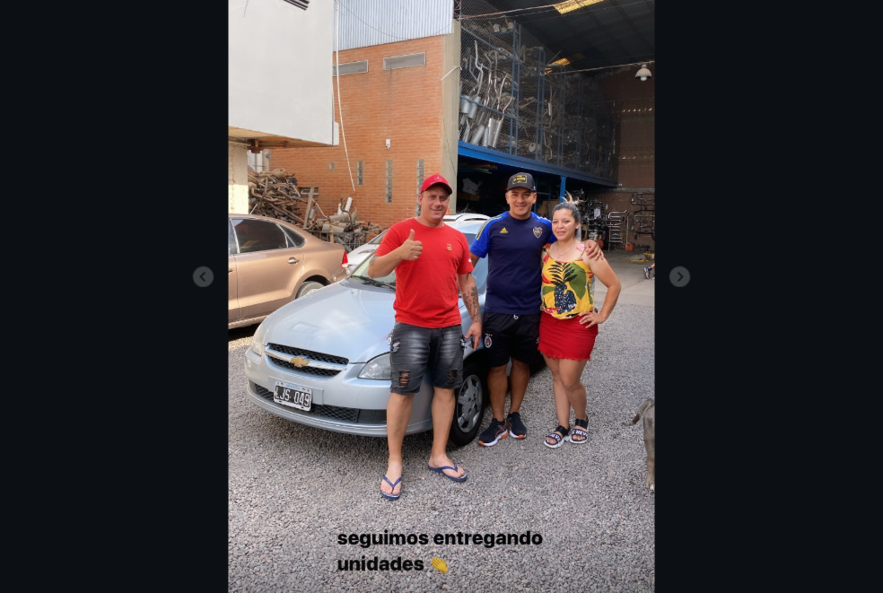 Familia retirando vehiculo